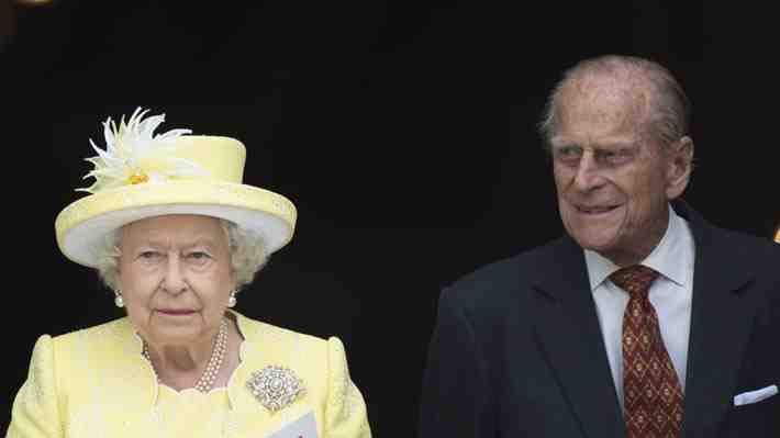 La reina Isabel II y su esposo Felipe fueron vacunados contra el covid en Reino Unido