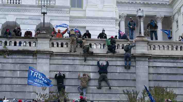 Varios policías del Capitolio de EE.UU. están suspendidos mientras investigan asalto