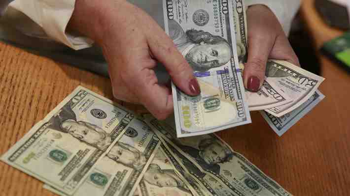 ¿Seguirá subiendo?: Expertos analizan los posibles movimientos del dólar tras el anuncio del Banco Central