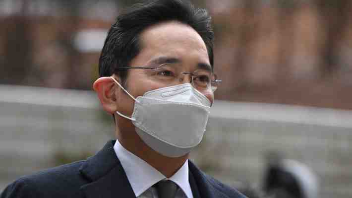 Heredero de Samsung condenado a dos años y medio de cárcel por corrupción
