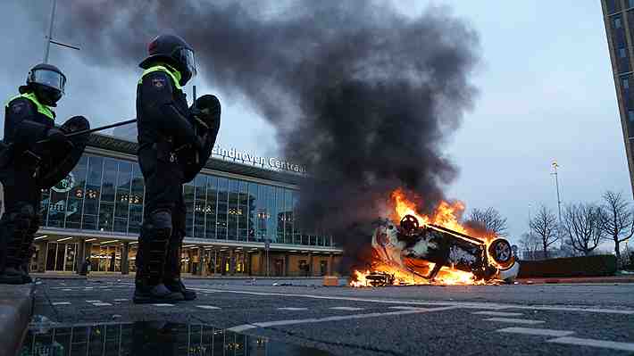 Graves desórdenes y saqueos dejan protestas contra el toque de queda en Países Bajos