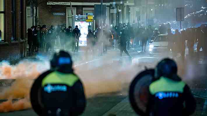 Países Bajos se convierte en escenario de una batalla campal en medio de restricciones por el covid-19