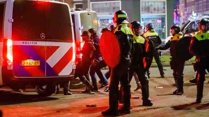 Al menos 151 detenidos en la tercera noche de protestas contra toque de queda en Países Bajos