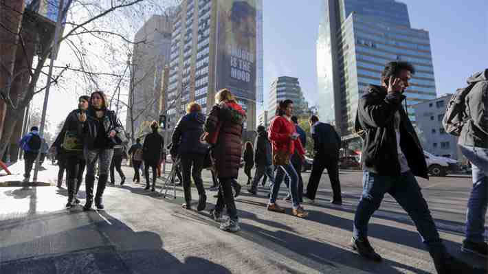 Mercado laboral mantiene recuperación en el Gran Santiago: Hay casi 400 mil desempleados