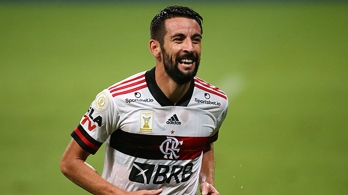 Michael, compañero de Mauricio Isla en el @flamengo, sorprendió con este  particular corte de pelo en el partido por la Copa de Brasil ante…