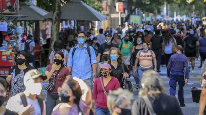 Economía chilena sufre en 2020 la mayor caída en cuatro décadas: Cómo ha variado el PIB anual desde la crisis del 80