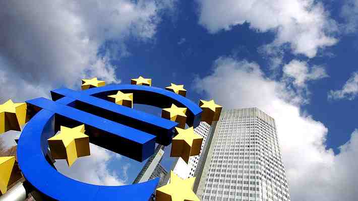 PIB de la zona euro se desploma 6,8% en 2020, pero caída es menor a la esperada