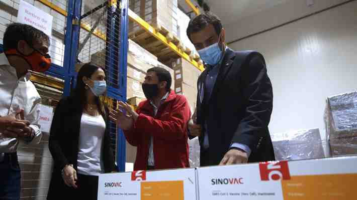 Delgado supervisa retiro de las 800 mil dosis para la RM y pide tener "confianza en este proceso y en la vacuna"