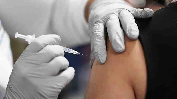 Expertos prevén menos casos graves y menos muertes con el inicio de la vacunación masiva