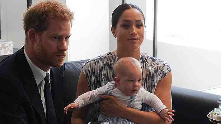 Cambios en el certificado de nacimiento de Archie provocan controversia entre los Sussex y Buckingham