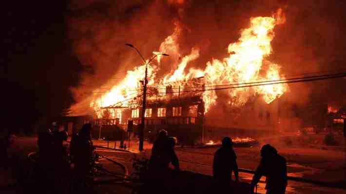 Incidentes en Panguipulli por muerte de joven: Incendian Municipalidad y carabinero pasará a control de detención