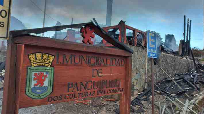 Intendente acusa "planificación de delincuentes" en quema de municipalidad de Panguipulli y alcalde critica a Carabineros