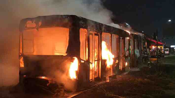 Manifestaciones en Puente Alto, Ñuñoa y Maipú por muerte de joven en Panguipulli: Un bus quemado y ataque a comisaría