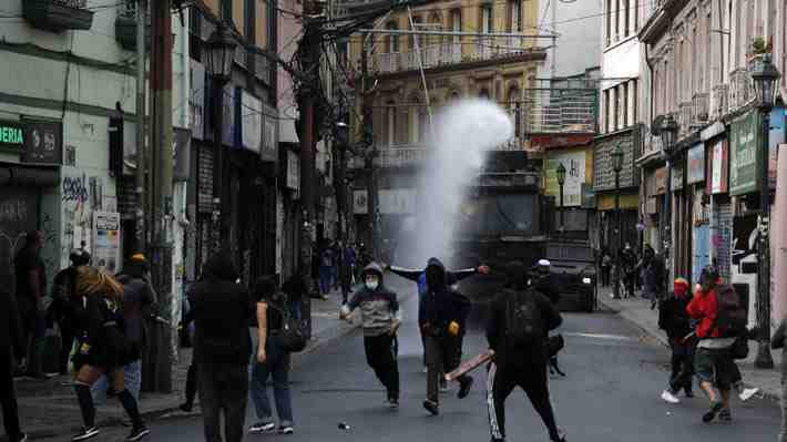 Nueva jornada de manifestaciones por muerte de joven en Panguipulli culmina con disturbios en diversas zonas del país