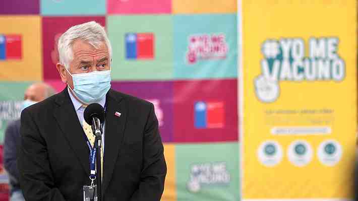 "No tengan ningún miedo": Ministro de Salud llama a extranjeros a acudir a centros de vacunación tras polémica