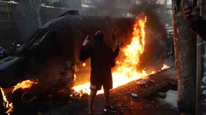Furgón policial quemado y directo emplazamiento del Gobierno: Saldo de una de las jornadas de manifestaciones más violentas