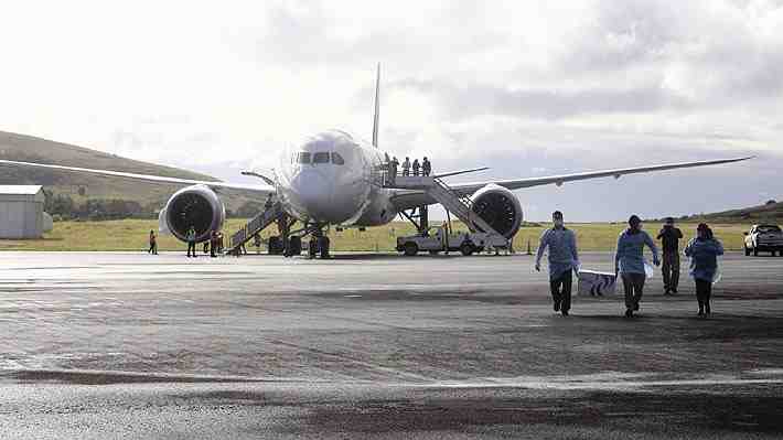 Vuelos suspendidos a Rapa Nui por toma de aeropuerto podría derivar en corte de luz y retraso en ingreso a clases