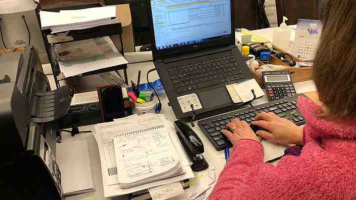 Chile escala tres puestos en ranking de velocidad de internet fija, pero cae en servicios móviles