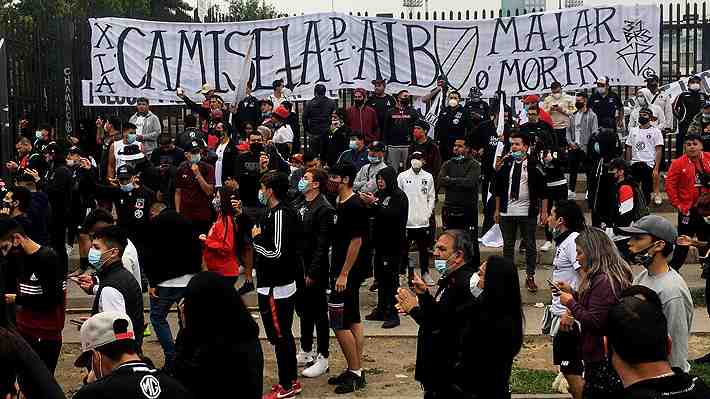Las imágenes del multitudinario "arengazo" a Colo Colo, el repudiable lienzo y el potente mensaje de Arturo Vidal