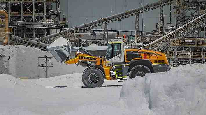 Minera SQM aprueba millonaria inversión para explotar litio en Australia