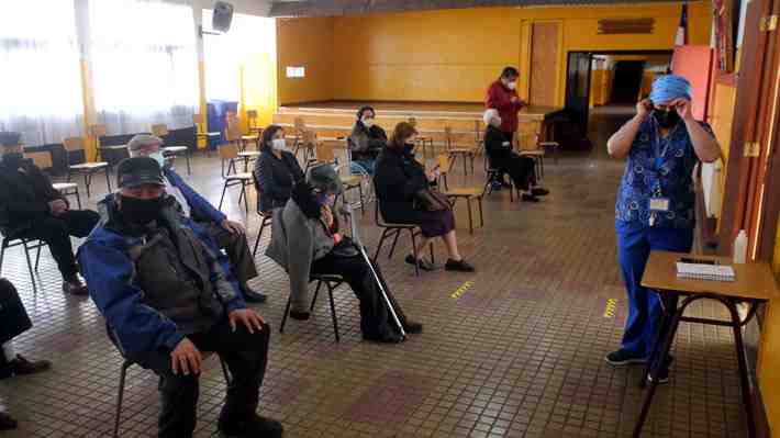 Colegios como centros vacunatorios: Análisis al argumento para postergar las clases que une a alcaldes y profesores