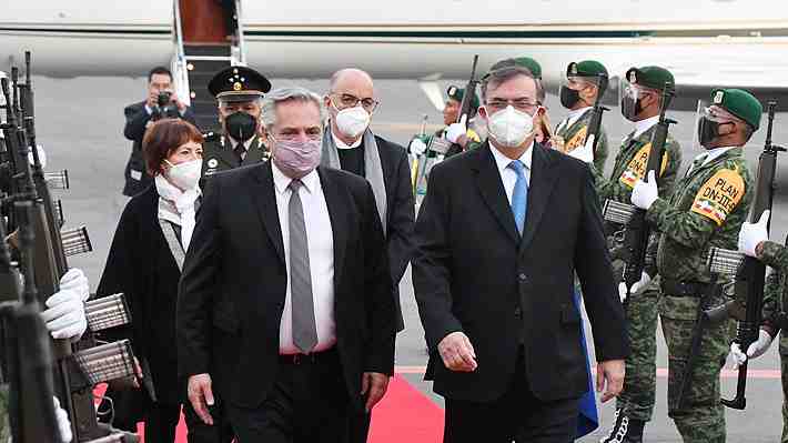 Alberto Fernández visita México en medio de escándalo por "vacunación VIP" en Argentina