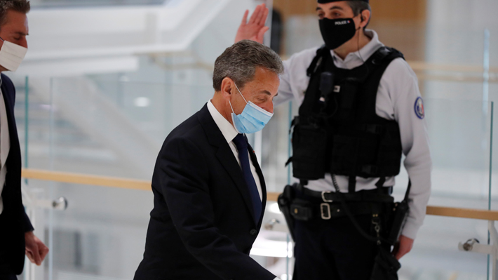 Sarkozy es condenado a tres años por corrupción y tráfico de influencias:  Es el primer ex Presidente francés en ir a la cárcel | Emol.com