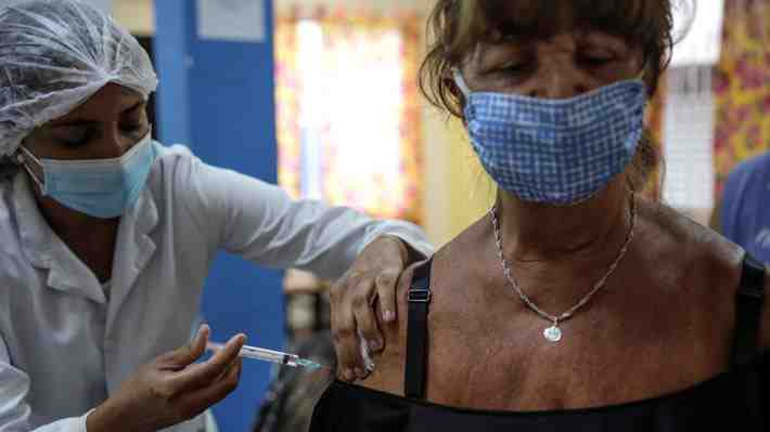 Las razones del "desastre" de Brasil en vacunación contra el covid, pese a ser ejemplo mundial en inmunización