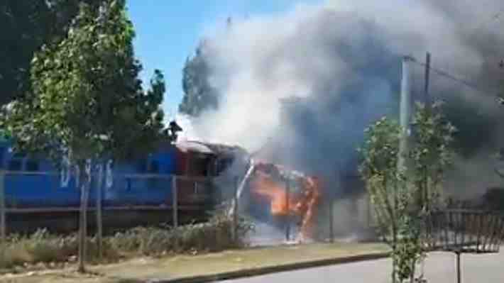 Al menos dos fallecidos y cinco heridos deja colisión entre un bus y un tren en Cabrero