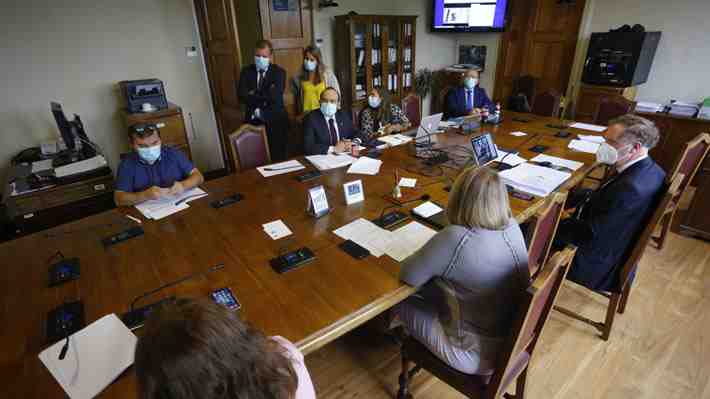 Declaraciones cruzadas y falta de quórum complican trámite en la Cámara de proyecto para hacer la elección en dos días
