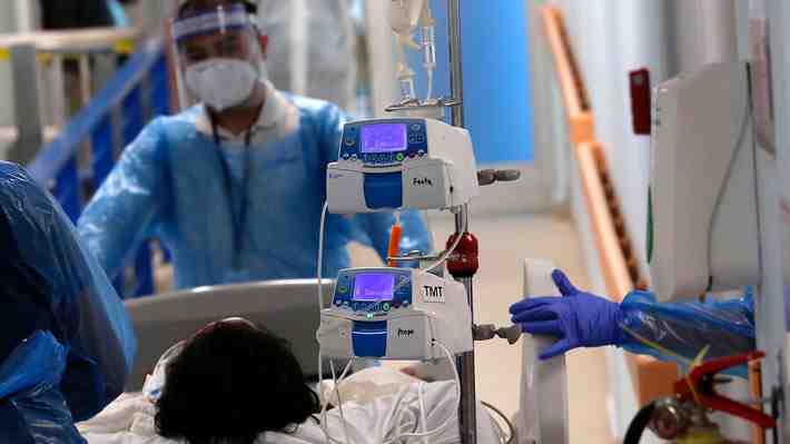 Pacientes UCI menores de 40 años han aumentado un 44%: Salud recuerda que "no están inmunes" a cuadros graves