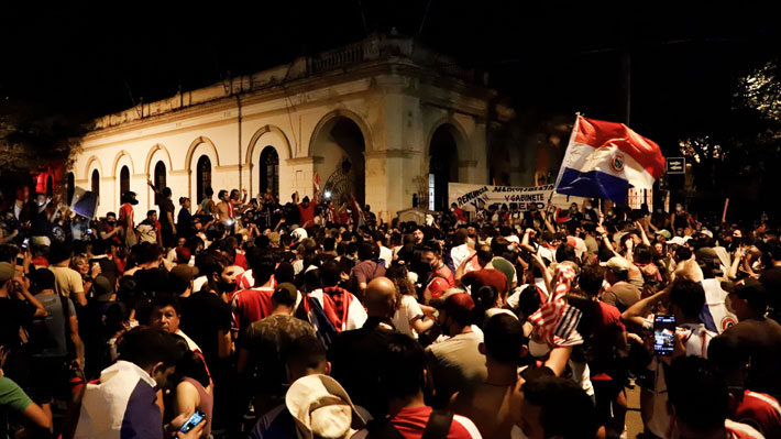 Nueva noche de protestas contra el Gobierno paraguayo termina con 16  detenidos | Emol.com