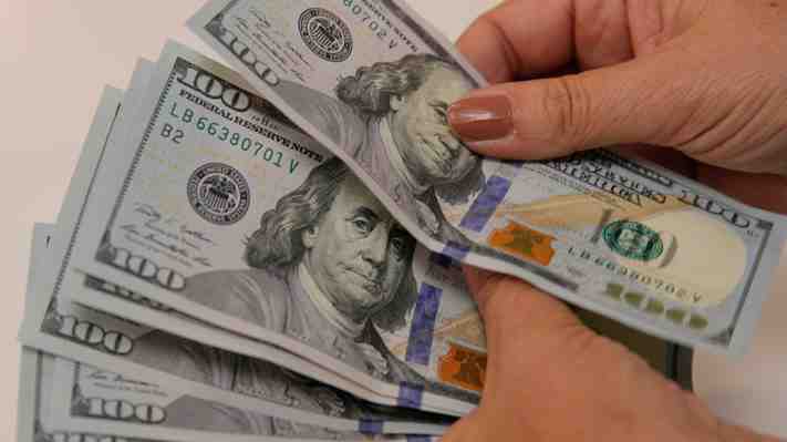 Dólar cotiza a la baja esta mañana pese a que el cobre anotó su segundo retroceso consecutivo