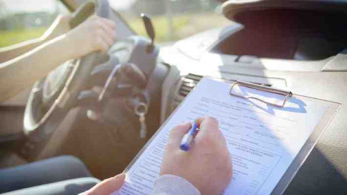 Conoce la insólita historia de un hombre polaco que ha reprobado 192 veces el examen de conducir