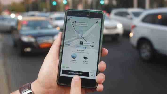Tras anuncio de Uber en Reino Unido: ¿En qué está el proyecto que regula a los trabajadores de plataformas digitales en Chile?