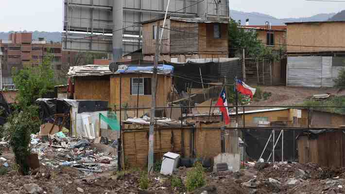 Familias en campamentos marcan un máximo histórico: Subieron un 74% tras estallido y pandemia