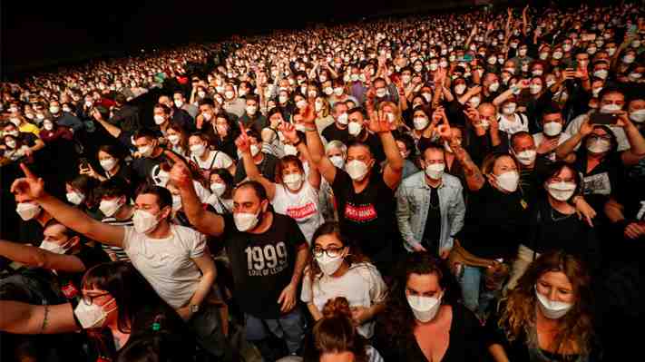 Con mascarillas pero sin distanciamiento: 5 mil personas asisten a concierto en España para un ensayo clínico