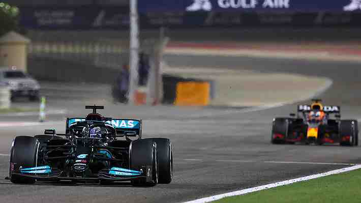 Hamilton adelanta a Verstappen en un épico final y se queda con el 1er GP de la temporada en la F-1... Mira el vibrante momento