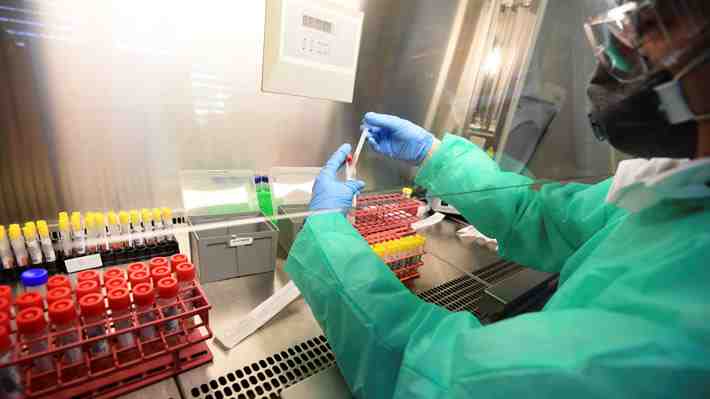 Infectólogo advierte que una mayor circulación del virus aumenta la posibilidad de que aparezca una "variante chilena"