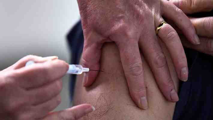 Autoridades de Reino Unido reportan que siete personas que fueron vacunadas con AstraZeneca fallecieron por coágulos sanguíneos