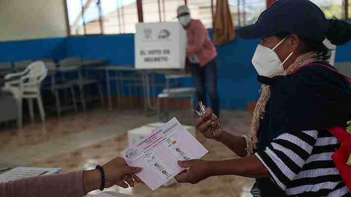 Cierran las mesas en Ecuador: En dos horas podrían salir los primeros resultados oficiales del balotaje presidencial