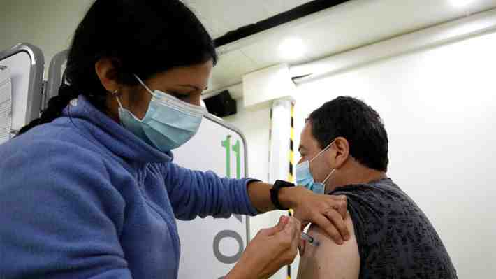 Al actual ritmo, la meta de vacunar al 80% de la población se atrasaría dos meses y se cumpliría en septiembre
