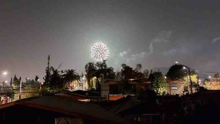 Estruendos y lanzamiento de fuegos artificiales se reportan en varias comunas de la Región Metropolitana