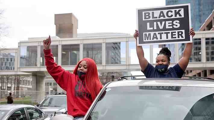Jurado declara culpable de todos los cargos a ex policía por muerte de George Floyd en EE.UU.