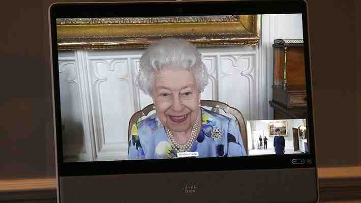 Isabel II volvió a sus tareas públicas tras la muerte de su marido: Sostuvo audiencias virtuales con nuevas embajadoras
