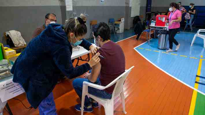 Ampliar horarios y dar incentivos: Las propuestas que emergen para aumentar adhesión de jóvenes y acelerar la vacunación