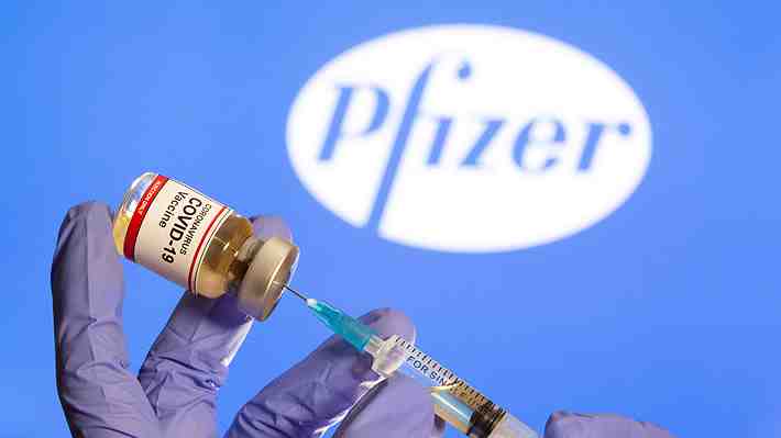 Posible tercera dosis para Pfizer: Salud dice que se está asesorando con expertos para "investigar esa posibilidad"