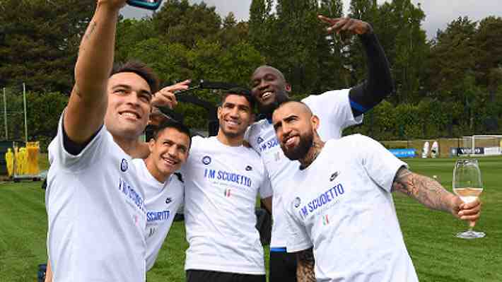 Vidal roció con champaña a sus compañeros: Las imágenes de la celebración del Inter en el campo de entrenamiento tras ganar el título