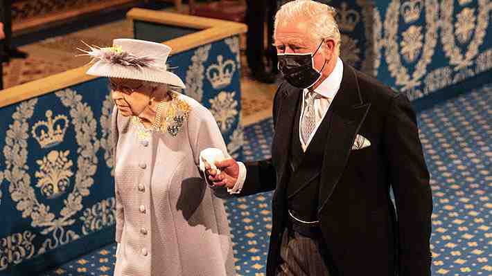 Sin Corona ni túnica ceremonial: El sobrio look que lució Isabel II en inauguración de una nueva sesión parlamentaria