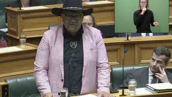 Expulsan del Parlamento neozelandés a un legislador maorí por hacer un "haka"